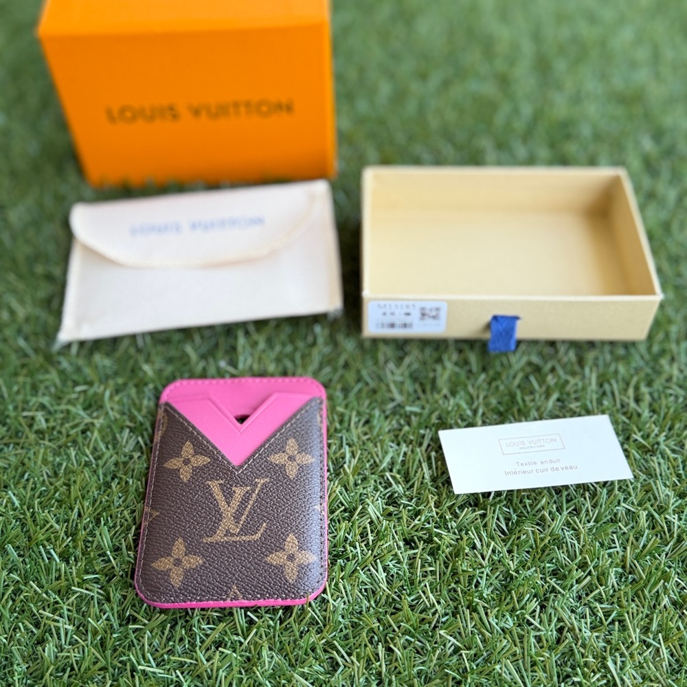 LV magnetic card holder